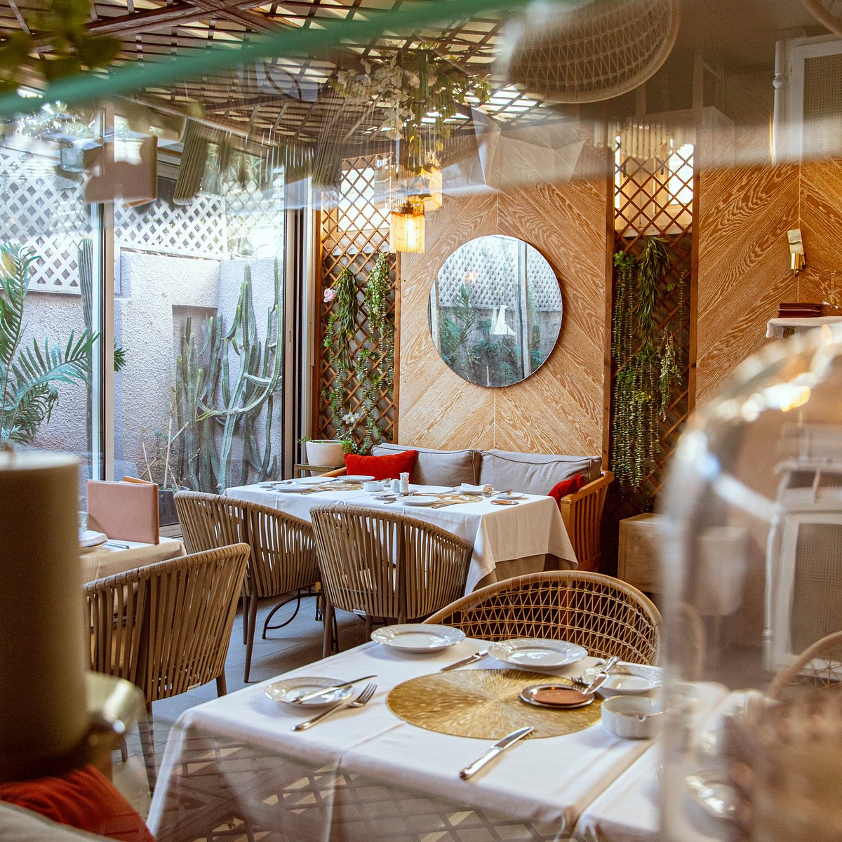 Salle à manger chaleureuse du Boréal Bistro éclairée à la chandelle